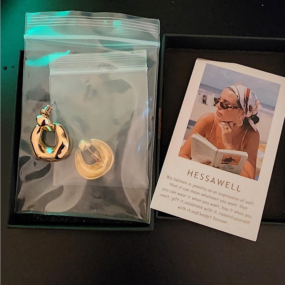 NIB Gold-Tone Hoop Dangle Earrings - Picture 5 of 6